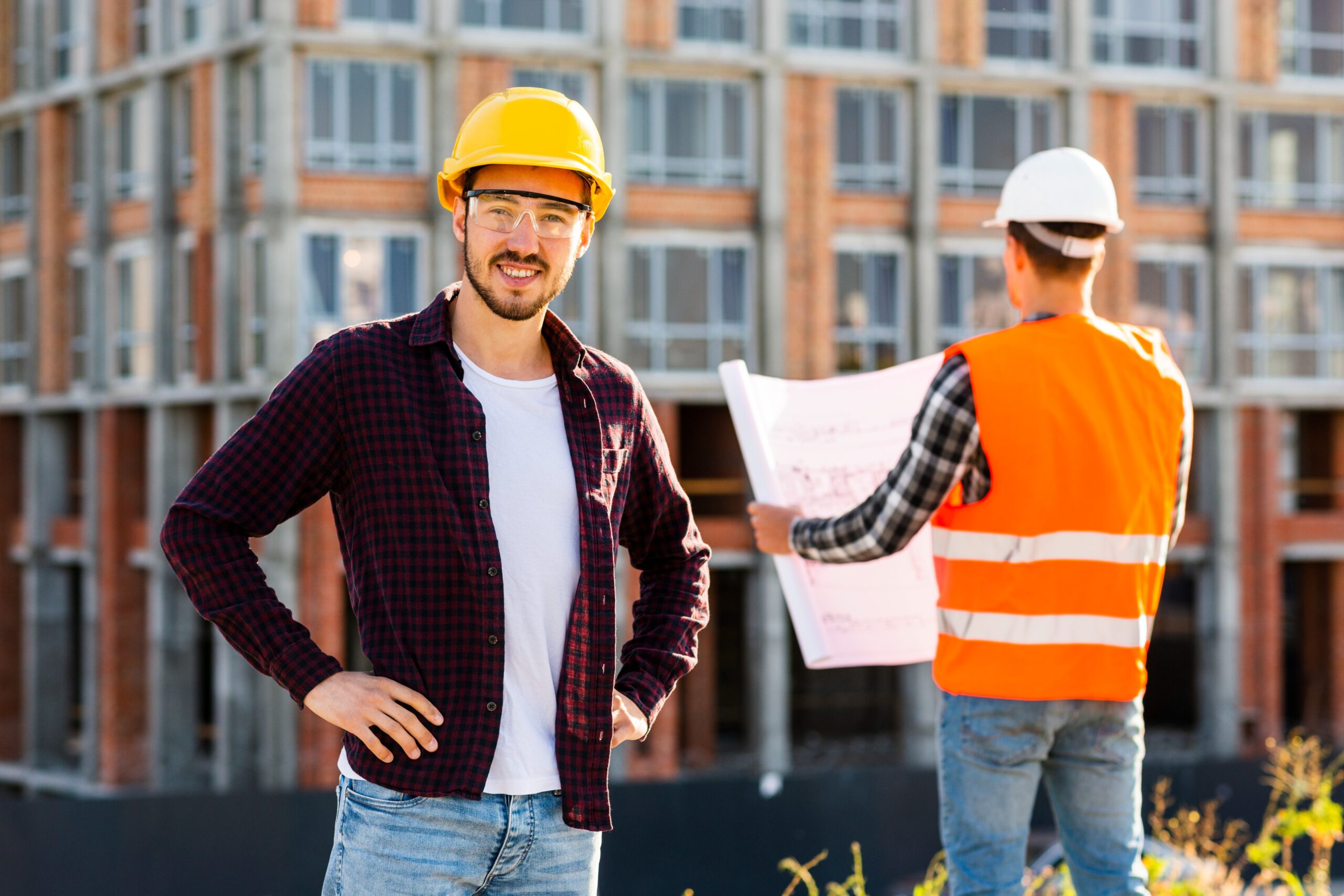medium-shot-portrait-smiling-architect-looking-camera (1)